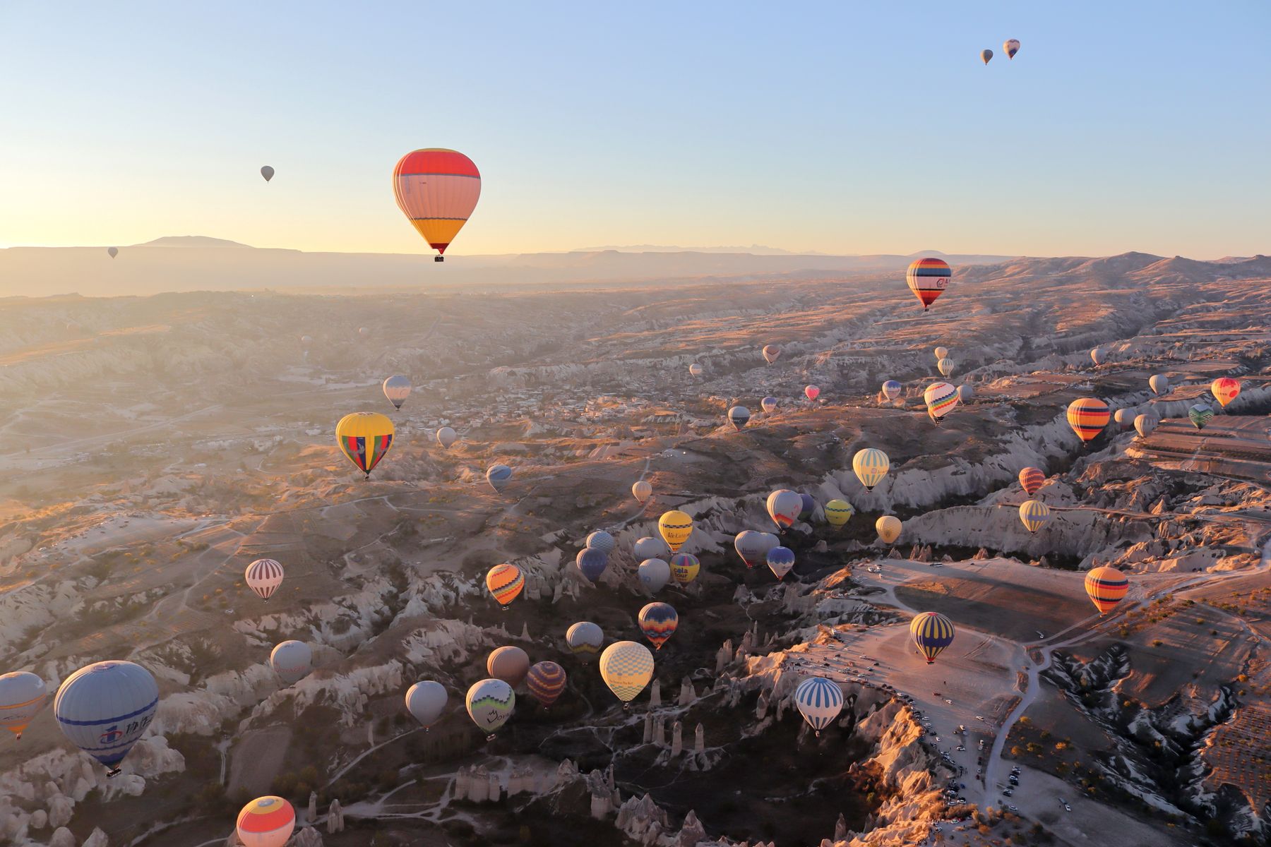 Kapadokya üzerinde gün doğumunda sıcak hava balonları